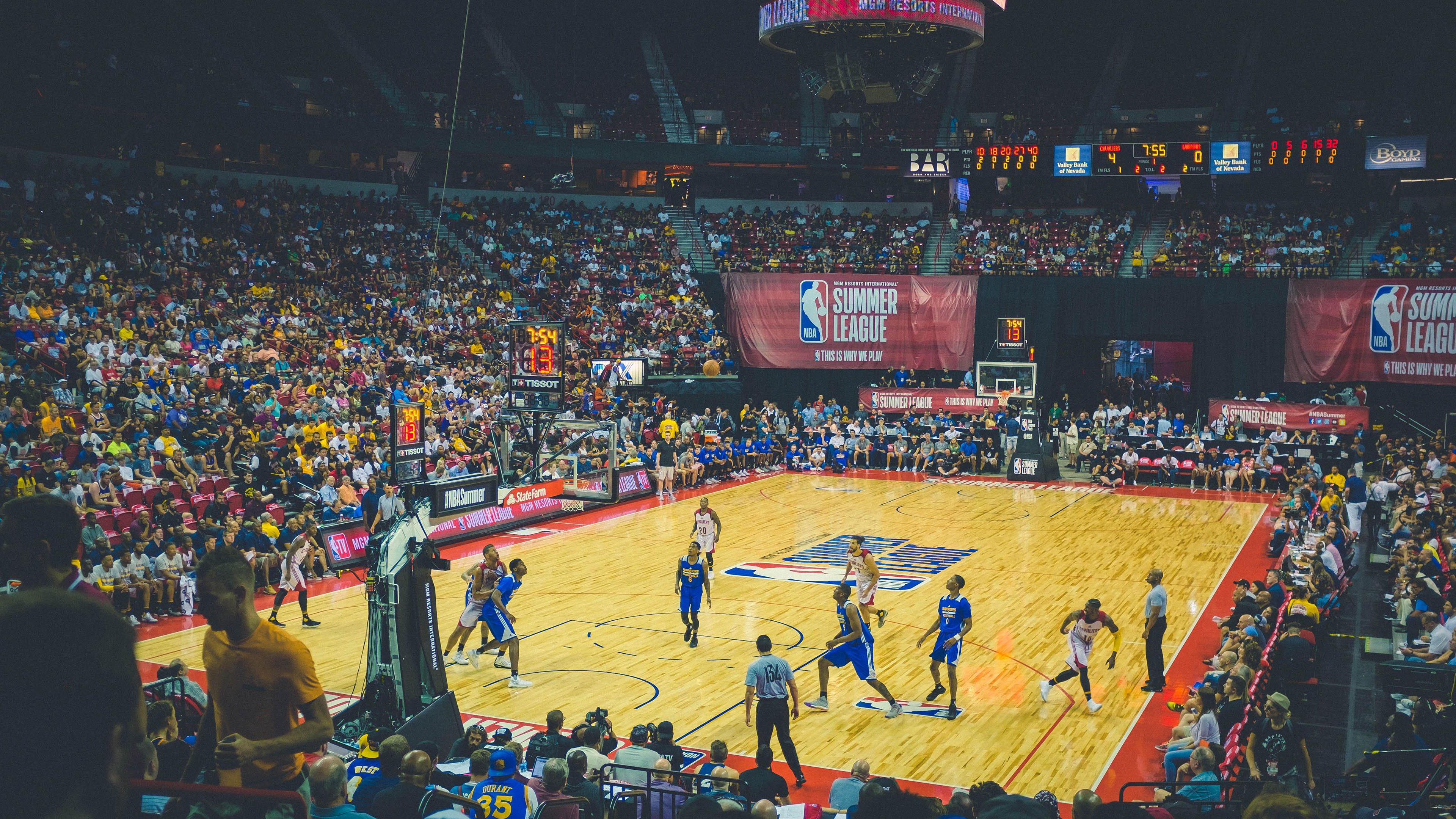 电竞赛场焦点！英格兰队对阵西班牙队，压哨绝杀，引爆全场观众欢呼